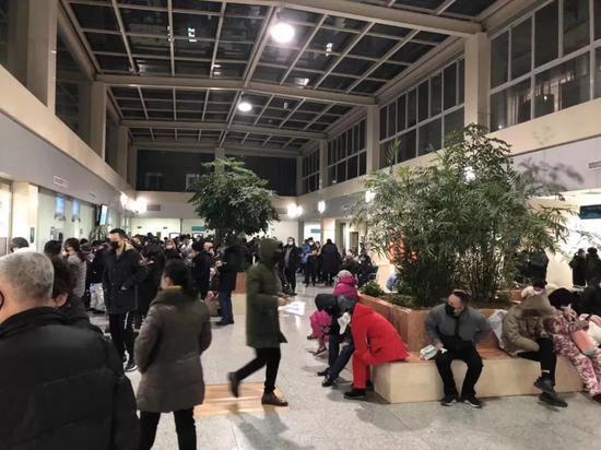 拥挤的挂号大厅