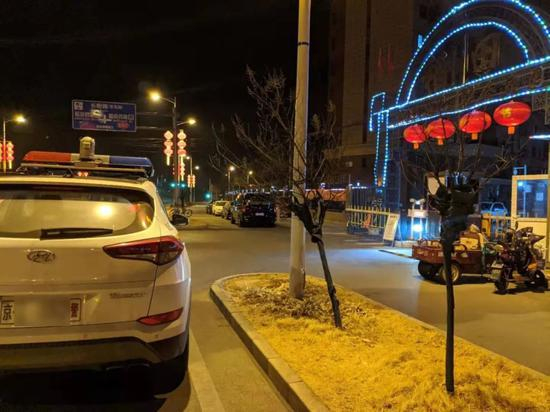 长阳镇派出所的警车停在江徕租房所在的小区门口 图/受访者供图