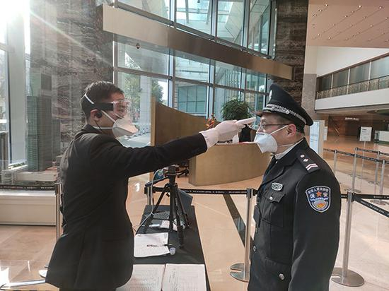 工作人员进入也要测量体温。来源：静安嘉里中心