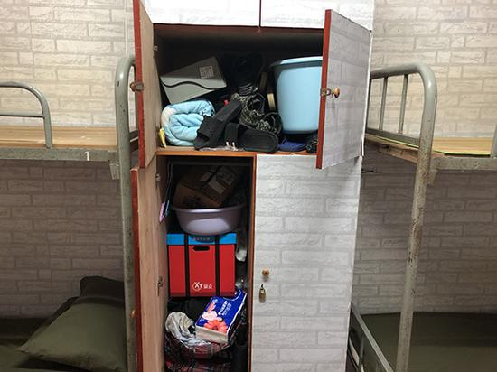 一部分的学生物品被塞进柜子里，等待封存。