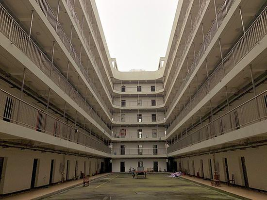 宿舍楼内已经整理干净，此前网上的图片显示，这里曾堆满垃圾。