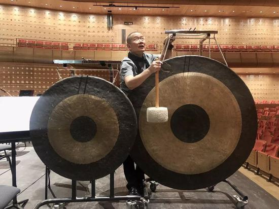 谭盾选择使用十二个大锣，也有其深意。