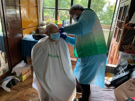 上门服务为90岁老党员剪头发。控江街道 供图