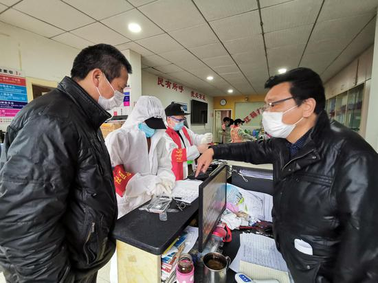 郭宏坤（右）正与社区志愿者沟通工作事宜。