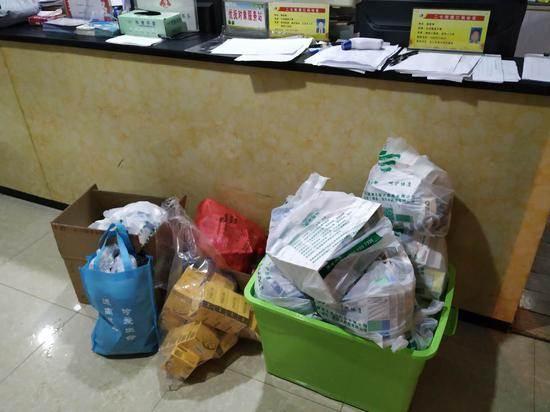 最忙碌的一天，李达吉为32户重症、22户轻症居民买回的药品。