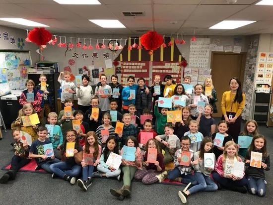 △卡斯卡德小学的同学们手持自己制作送给习爷爷的新年贺卡合影 郑亚敏供图