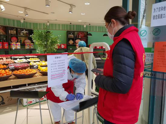 　武汉嫂子“汉骂”事件后，涉事中百超市取消团购套餐，改由社区收集居民需求，开放全品类购买。