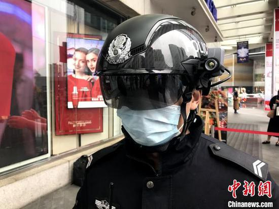 智能头盔通过固定在头盔上的红外摄像头毫秒级反应捕捉视线范围内的相关人员体温。　吕杨 摄