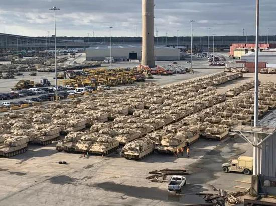 　美军港口集结等待登船前往欧洲，这也是演习的一部分