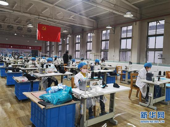 　　2月1日，在山西新华化工有限责任公司车间，冯雅珍（前中）和女工们在赶制口罩。 新华社记者 马晓媛 摄