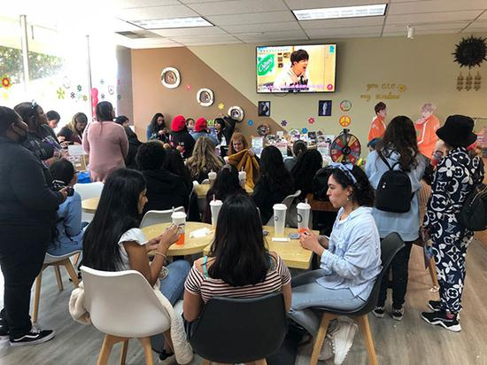 　　3月7日，家附近的奶茶店里，第一次看到一群美国姑娘给韩国男团某偶像过生日，奶茶店店员老板都戴着口罩。本文图片均由作者提供。