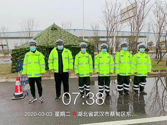 李智伟在沌口方舱医院做保安时，和交警、其他志愿者的合照。