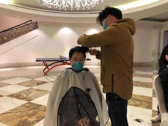 在正式进入隔离病房前，张静静剪去了长发。
