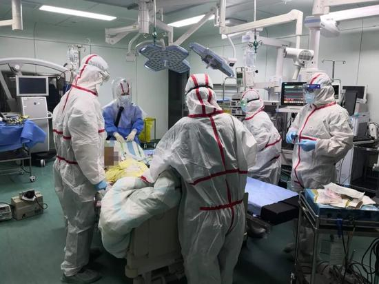 ▲肝胆疾病研究院的工作人员在给病人治疗。受访者供图