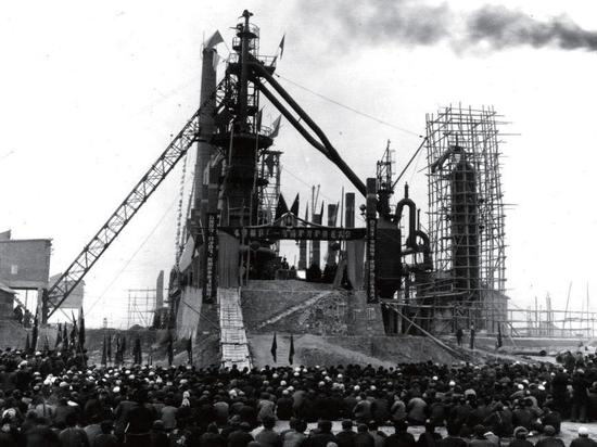 图为高炉落成。图片来源：中国冶金报社官方微信