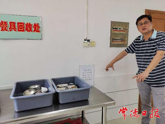 原本在餐具回收处的潲水桶被撤走了。