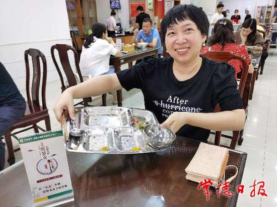 该公司职工用实际行动将“光盘行动”进行到底。