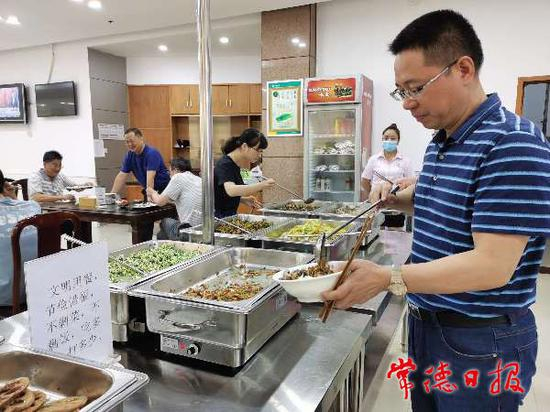 就餐职工在自助打菜时注意了很多，少取多次。