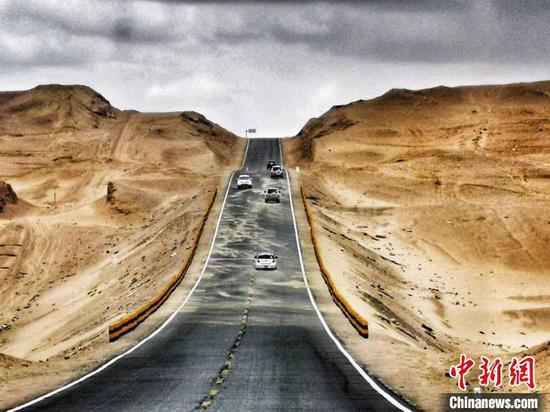 图为G315线网红公路。（资料图）　孙睿　摄