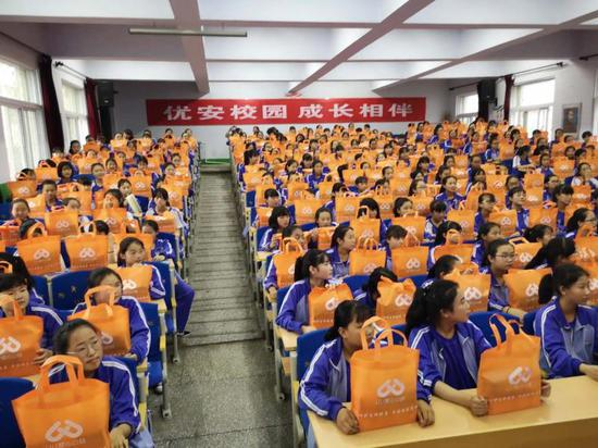 公益机构志愿者在给女孩们派发卫生用品&nbsp; 本文图片均为受访者供图