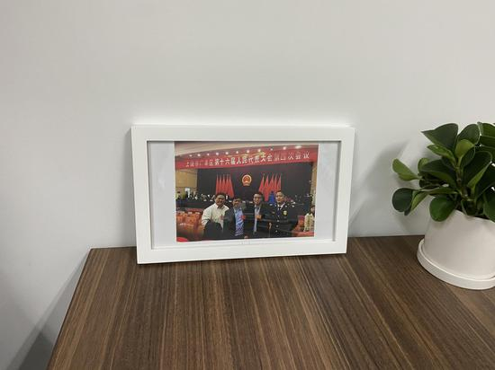 　　代孕公司“优孕行”广州分公司总经理蔡德亮自称为人大代表，其在办公室所展示的参加江西上饶市广丰区第十六届人大四次会议合照。