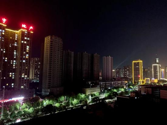 　　南阳房管中心的团购房美丽佳苑，夜幕下的建筑楼群漆黑一片。该项目2013年7月启动，约定2016年1月11日前交房，至今只建好了主体框架。摄影/本刊记者 杨智杰