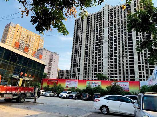 　　南阳美丽之都小区有41幢住宅楼，目前除了1、2、3号楼建设时间早、业主已入住，4号楼业主去年自救成功外，剩余30多幢楼，要么是毛坯房，要么仅建好了主体结构。摄影/本刊记者 杨智杰