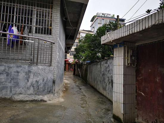 符某房子屋檐（左）与王老太家围墙（右）最窄处仅30厘米。 本文图片均由澎湃新闻记者 庄岸 摄