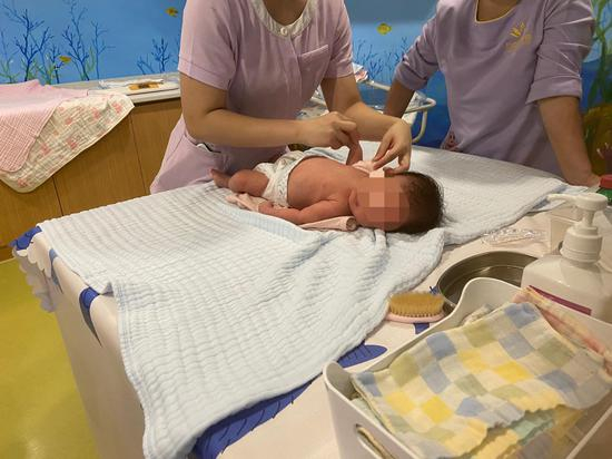 一家代孕机构专门开了月子会所，其中有多位代孕诞生的婴儿，用负责人的话说“一条龙服务”。