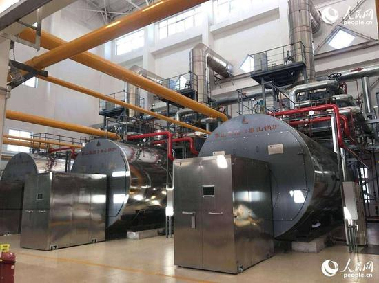北京热力集团花家地锅炉房116兆瓦锅炉房。人民网 朱江摄
