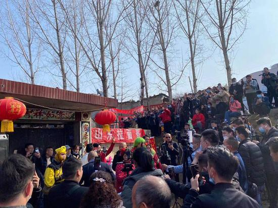 　　3月3日，上午8点刚过，围观的人从程运付家院门口一圈一圈往外延伸，人数近百。新京报记者 肖薇薇 摄