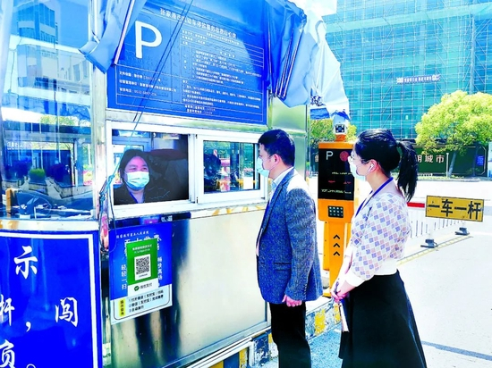 　　江苏省张家港市纪委监委围绕停车场在规划、审批、收费、管理等方面存在的“微腐败”问题，开展公共停车收费管理专项整治工作。图为日前，该市纪检监察干部在市第六人民医院停车场向管理员了解停车收费相关情况。张骞丰 摄