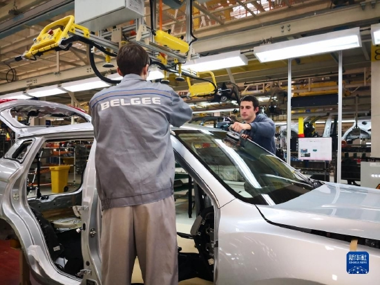 　　这是2018年12月1日在白俄罗斯首都明斯克东北方向50公里处的白俄罗斯吉利全散件汽车制造厂总装车间拍摄的工人组装车体。新华社记者 张若玄 摄