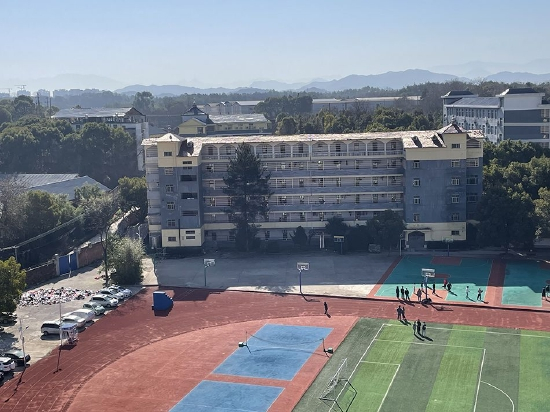 铅山县致远中学，南面是金鸡山。 本文图片均由澎湃新闻记者 何沛芸 王选辉 摄