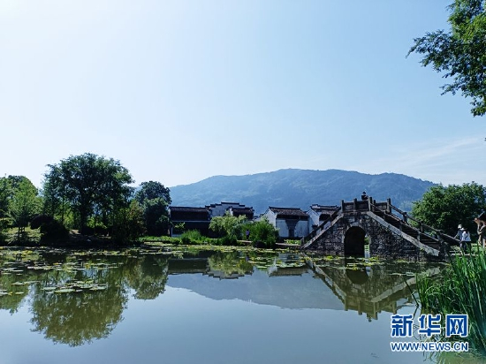 游客在呈坎古村落游览。新华网李东标 摄