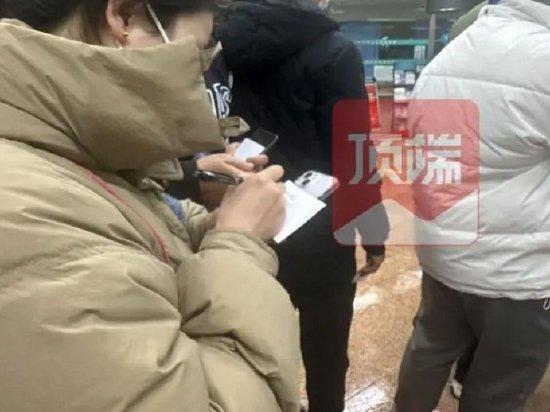 乘客在医院登记身份信息