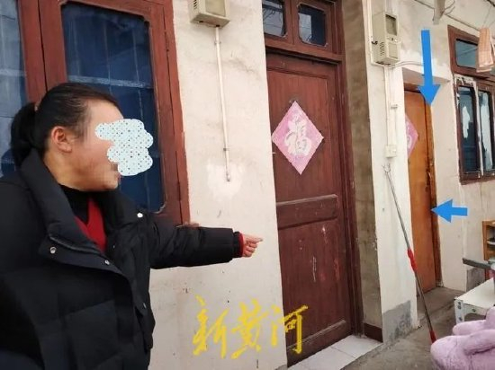 2楼结构图，蓝色箭头所指即事发房间