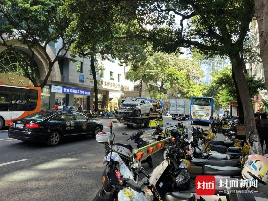 肇事车被拖离现场。封面新闻记者 杨峰 摄影