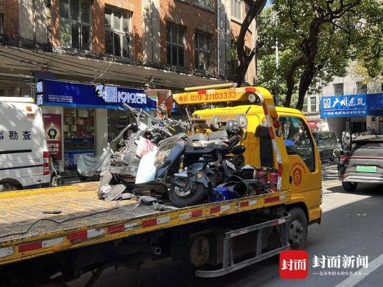 广州车祸致11伤目击者肇事车在多条路上碰撞行人司机叼着烟逃跑
