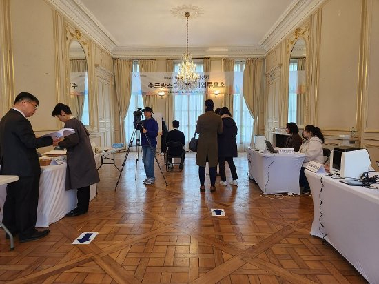 当地时间2024年3月27日，法国巴黎，在巴黎第7区的韩国驻法国大使馆，正在进行海外韩国人投票。视觉中国 图