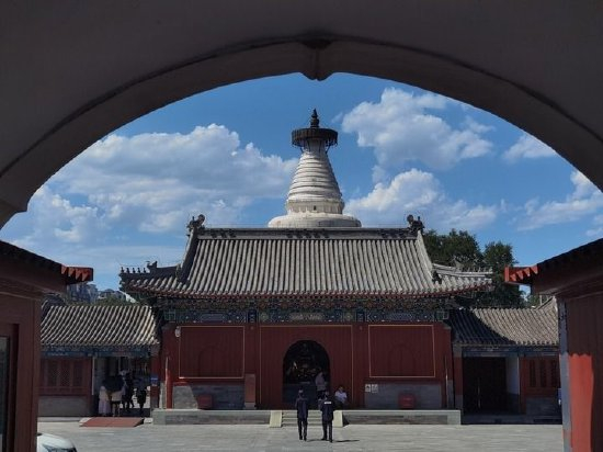 蓝天白云下的北京妙应寺白塔(2023年7月7日摄)。新华社记者 罗晓光 摄