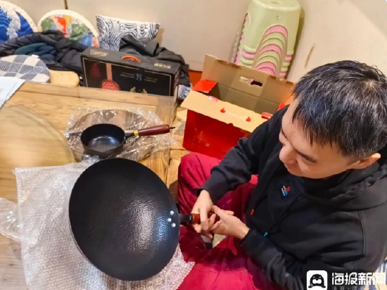 丛健生向记者介绍其收集来的各种仿冒品。