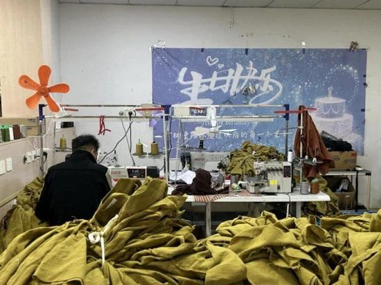 即使在阴影里，苔藓也能繁茂鲜亮。四川青年小刘，在宝树堂服装厂度过了他的30岁生日，他认真工作，按时透析，乐观生活。