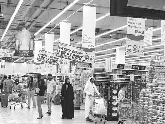 卡塔尔多哈大型超市商品琳琅满目。据了解，超市里的当地商品在“断交危机”后增多。郭媛丹摄