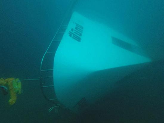 　　当地时间2018年7月6日，泰国普吉岛海域附近，泰国皇家海军第三区司令部发布照片，显示一艘观光船在海中沉没。东方IC 图