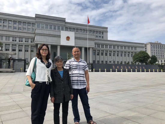 　　2019年7月3日，李玉前二哥李玉山、被害人母亲张林合在申诉代理律师王万琼（左一）陪同下赴贵州省高院了解再审进展。