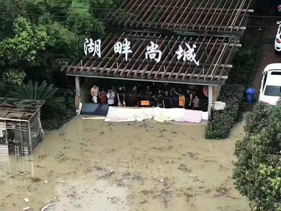 8月10日，洪水漫至湖畔尚城小区南门地下车库入口。本版图片均由受访者供图