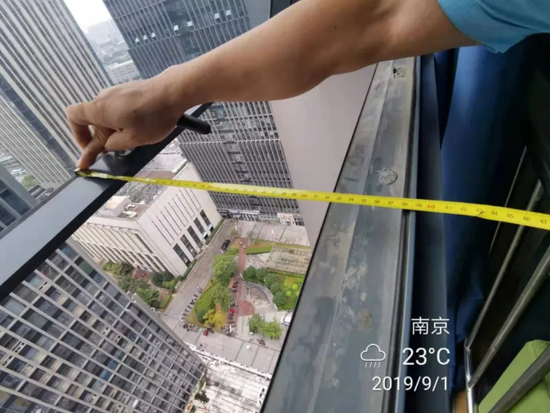 小许坠亡的酒店窗户 图片来源：小许伯父供图