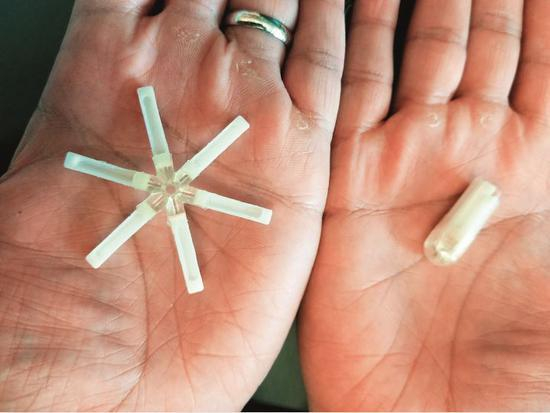 　　兰德拉公司的女性月服避孕胶囊（图右），在胃部溶解后释放出六臂星形聚脂结构 （图左），可在胃里停留至少3周。