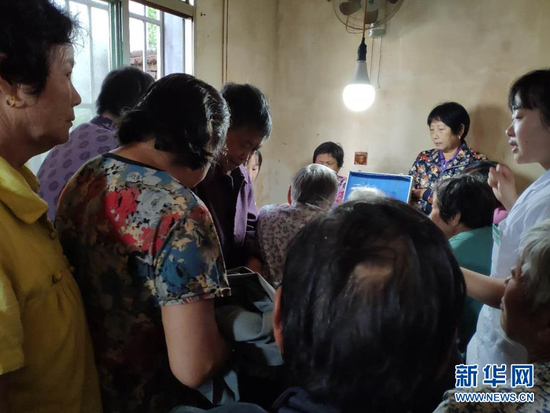  在江苏省镇江市丹徒区世业镇世业村集中随访日，戴雯娟（右）和同事们为村民测量血压、血糖，并进行健康科普（2019年9月6日摄）。&nbsp; 新华社发（世业镇卫生院供图）